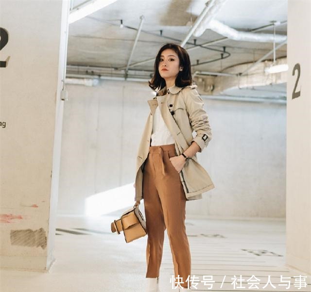 内搭 为什么今年的风衣,内搭都在穿“烟管裤+T恤”重点是显瘦又洋气!