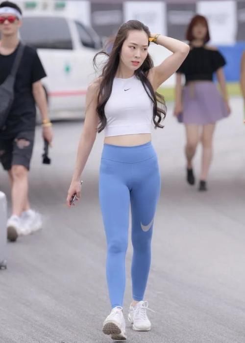 时尚露肩背心，搭配修身瑜伽裤，让小姐姐看起来更加活力四射