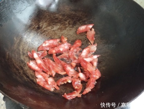 炒蒜苔时,需要事先焯水吗?记住1个妙招,蒜苔色泽翠绿口感脆嫩