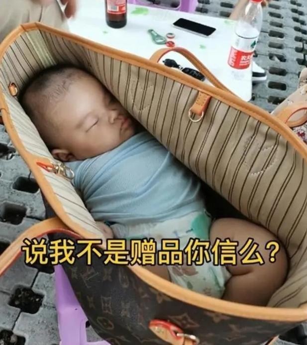 爸妈们|父母吃烧烤嫌孩子碍事,把娃装包里,宝宝说我不是赠品你信么