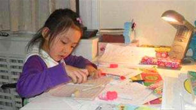 孩子|幼儿园布置家庭作业,宝妈看不出女儿写的啥,询问网友后恍然大悟