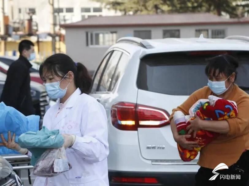 分娩|新泰一孕妇突然分娩,医生护士齐上阵,“私家车”变“临时产房”