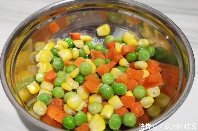 40岁大姐一人轻食晚餐,走红朋友圈,网友真自律,难怪这么漂亮