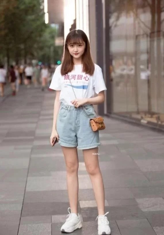 黑色|街拍穿着格子鞋子的小姐姐,一条黑色的长裙穿搭的非常时髦