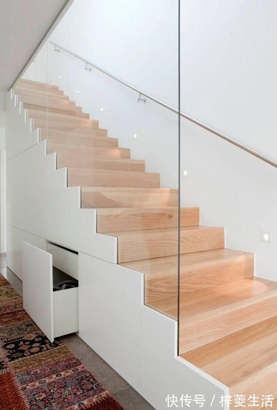 台阶|朋友实在太聪明了,把鞋架搭在楼梯上,1㎡都不浪费,谁能想得到