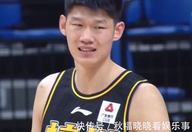 广厦队|广东队女球迷哭了!孙铭徽首节被驱逐,易建联2分,杜锋不高兴了