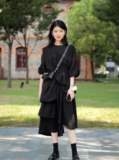 领口|最近“小黑裙”又火了，显瘦百搭，这样搭气质翻倍，看完也好想买