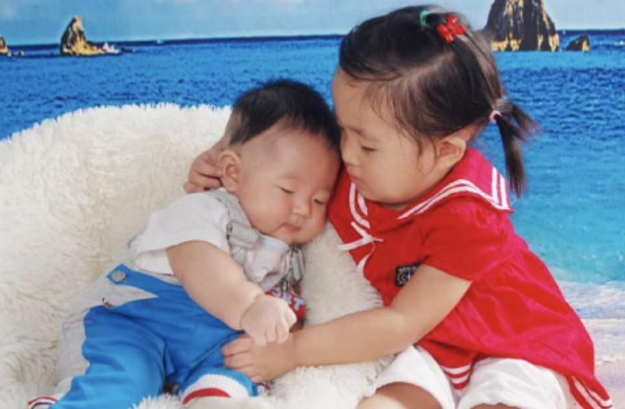 孩子|六岁姐姐训哭两岁弟弟，网友称赞：比很多家长都会管孩子