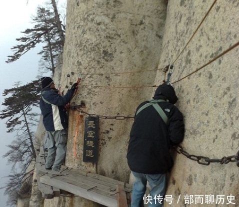 一位道士历经40年，在悬崖上凿出的路，被评为世界最恐怖栈道！