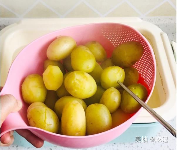 土豆的吃法多种多样，试一试这个椒盐小土豆，简单易做