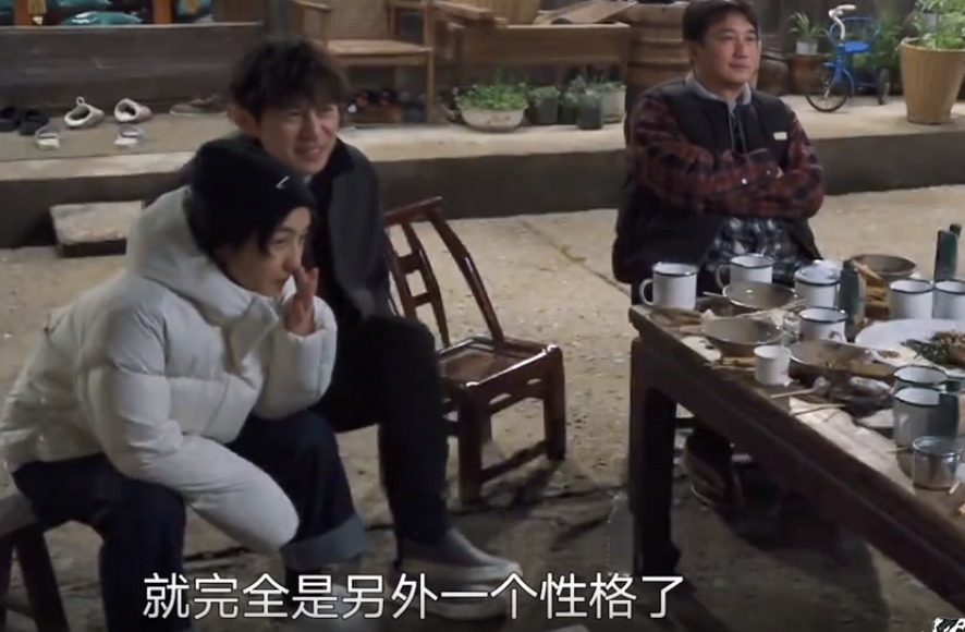 张艺兴刘晓邑即兴跳舞, 但被张子枫抢了镜头, 这坐姿绝了!