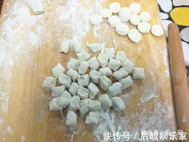 婆婆包的饺子,鲜,软,多汁,咬一口饺子馅汁顺嘴流!