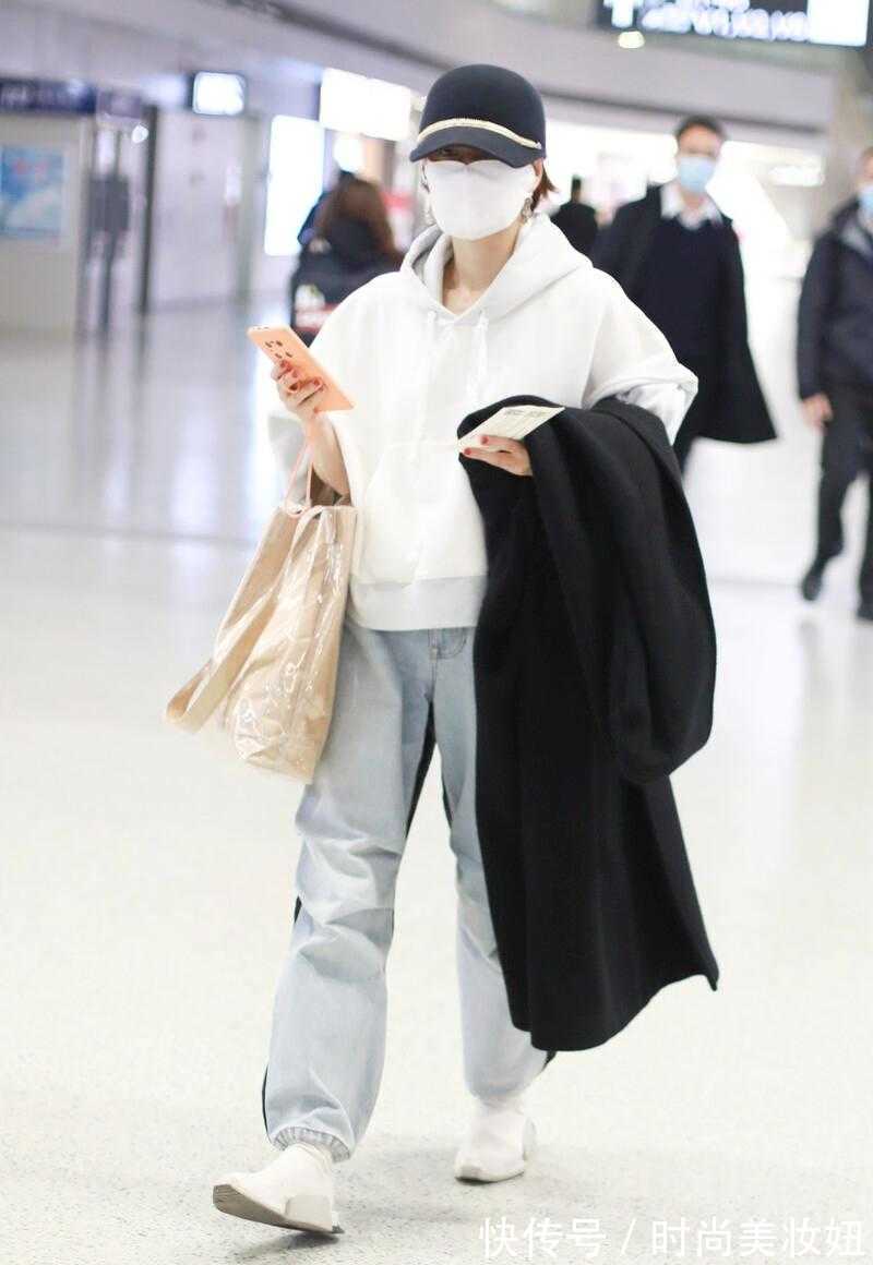 无龄感 马伊琍衣品真洋气,穿白色卫衣配运动裤,减龄不说还很高级