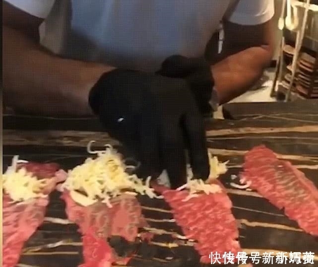 “撒盐哥”牛肉馆生意变差，现在连甜品都卖越来越像大杂烩店