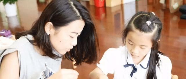 差别|不爱打扮的妈妈与爱打扮的妈妈带大的娃,长大后差别如此之大