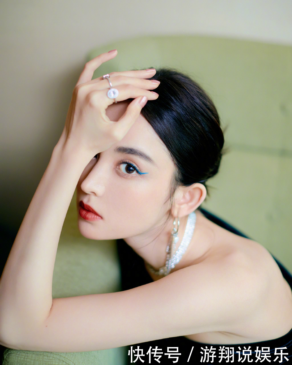 告别冬季沉闷,娜扎热巴都在画彩色眼线,个性又吸睛,时髦精必备