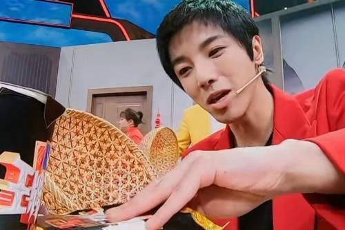 保姆 华晨宇哪来的优越感?仗着有洁癖把丁程鑫当保姆,让对方跪地收拾残渣