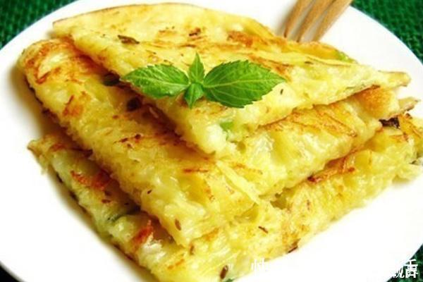 土豆丝别在炒了,试试一个吃法,外焦里嫩,10分钟解决全家早餐