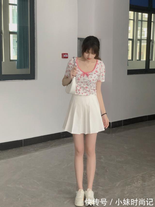 清纯 办公楼里遇见的清纯美女,碎花半袖T恤搭配白色裙子,清新自然