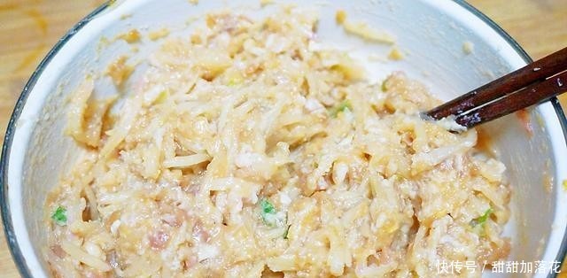 今天用萝卜来做个馅饼,外酥里嫩,鲜嫩多汁,一顿能吃4个