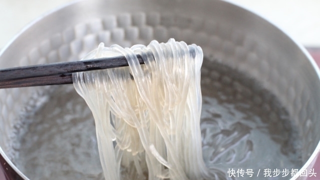 教你自己在家就能制作酸辣粉,吃起来很过瘾