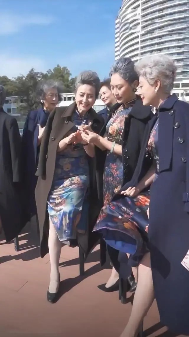 旗袍裙|谁说中国大妈不时髦?这群“时尚奶奶”穿旗袍火到国外,太长脸了