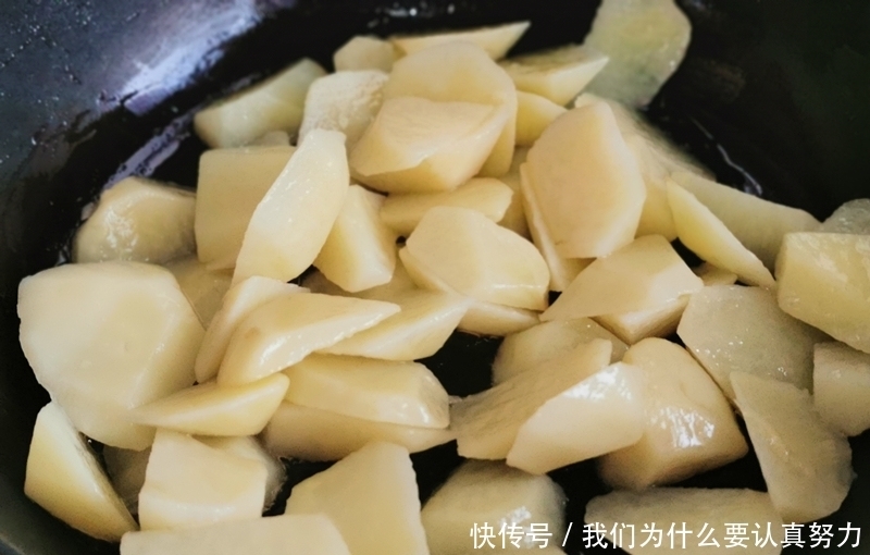 土豆这样做,外焦里糯比炒的好吃多了,每次做了孩子抢着吃