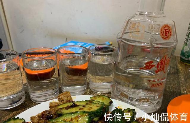 三人去小馆子吃饺子,点了3个凉菜,晒到朋友圈,大家说真豪横