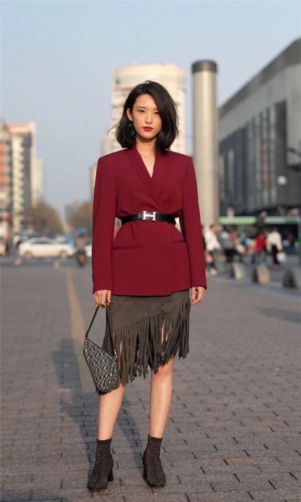  十足|街拍：精致干练的穿搭，小美女气质十足，温婉可人