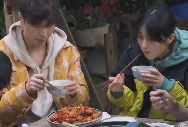 张子枫|《向往5》连饭都不好吃了7个人吃一锅虾还有剩，黄磊脸色难看
