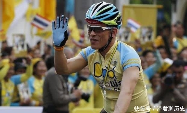 少女|68岁泰王年轻时好帅!驾驶战斗机英俊潇洒,被热情少女跪地献花