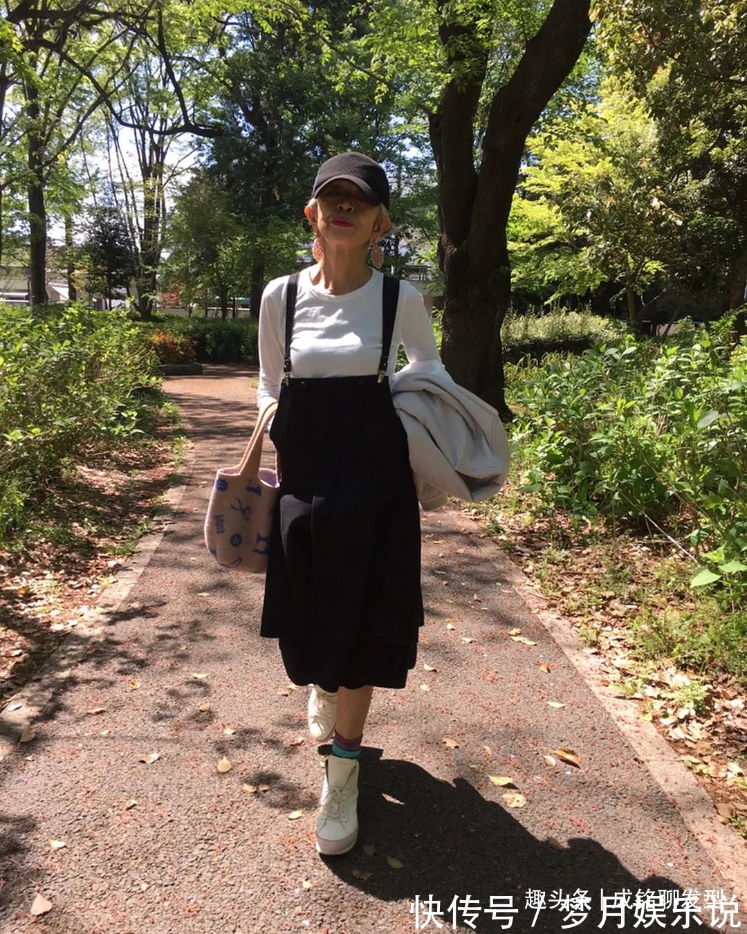 银发 老人穿衣不要太拘束,这位日本银发奶奶太会打扮,穿搭不输年轻人