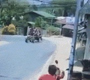 |搞笑GIF:看这熟练的程度 她们肯定不是第一次了