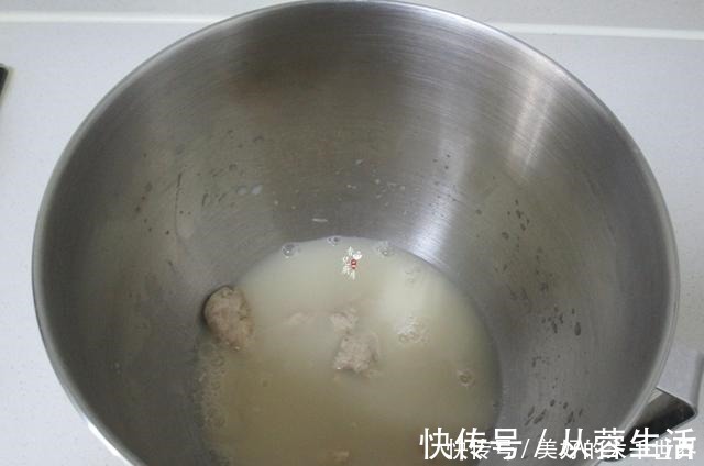 香肠馒头卷|最近，儿子迷上了这早餐，随手一卷一蒸，比肉包好吃还简单