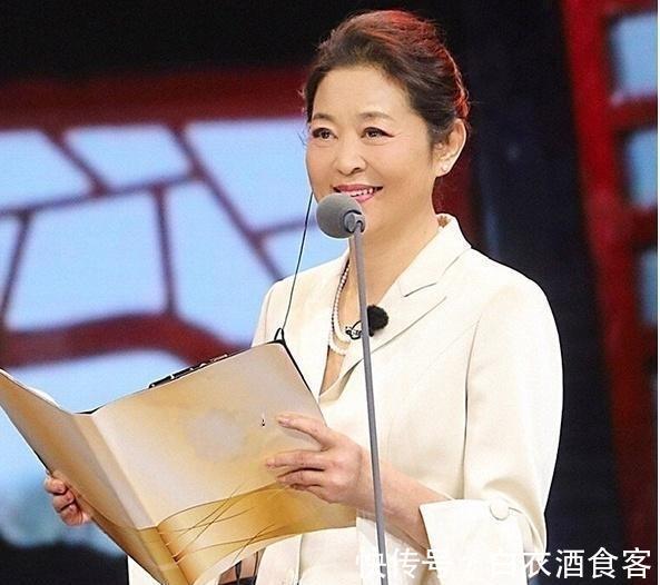 60岁倪萍再登央视舞台,一身白色西装显