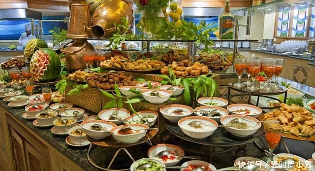 自助餐厅里，只喝这3种饮料的顾客，老板看到就慌这怕是个行家
