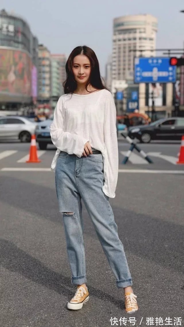 连衣裙|街拍:长发美女身穿白色连衣裙,气质高雅,显得时尚美丽又大方