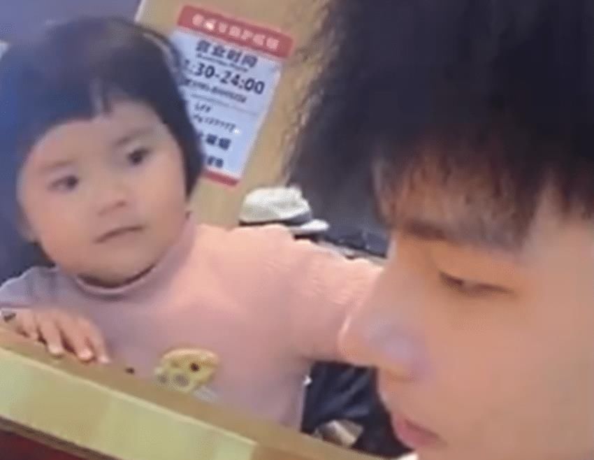 邻桌|萌娃目不转睛的盯着邻桌大哥哥“犯花痴”火了，网友：小眼神亮了