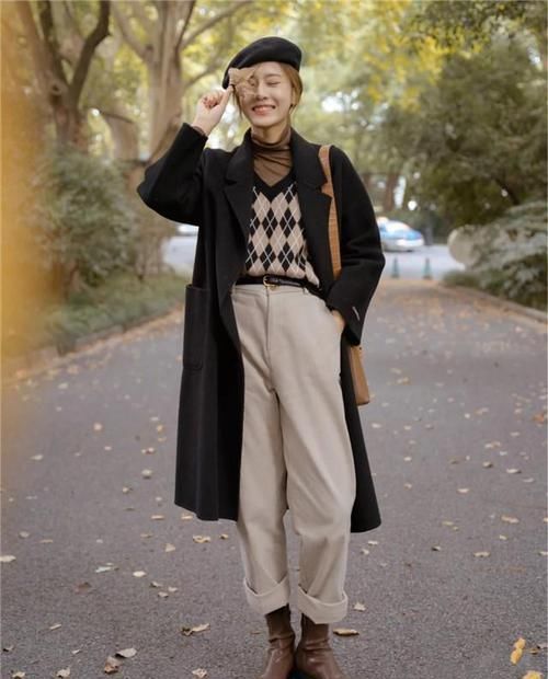 最近火了一种裤子，它叫“香烟裤”，搭配大衣，连气质都变高级了
