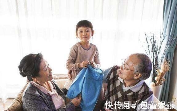 产房|“最美外婆”产房外火了,风头盖过刚出生宝宝,生护士都看直了眼