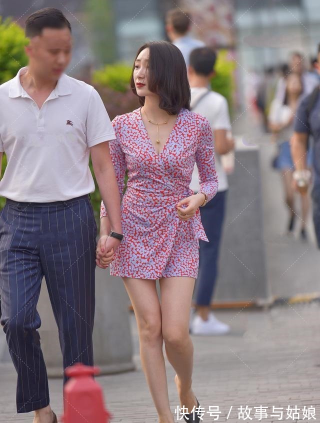 穿搭 红色小波点去装搭配小跟拖鞋,成熟大气,别致性感!