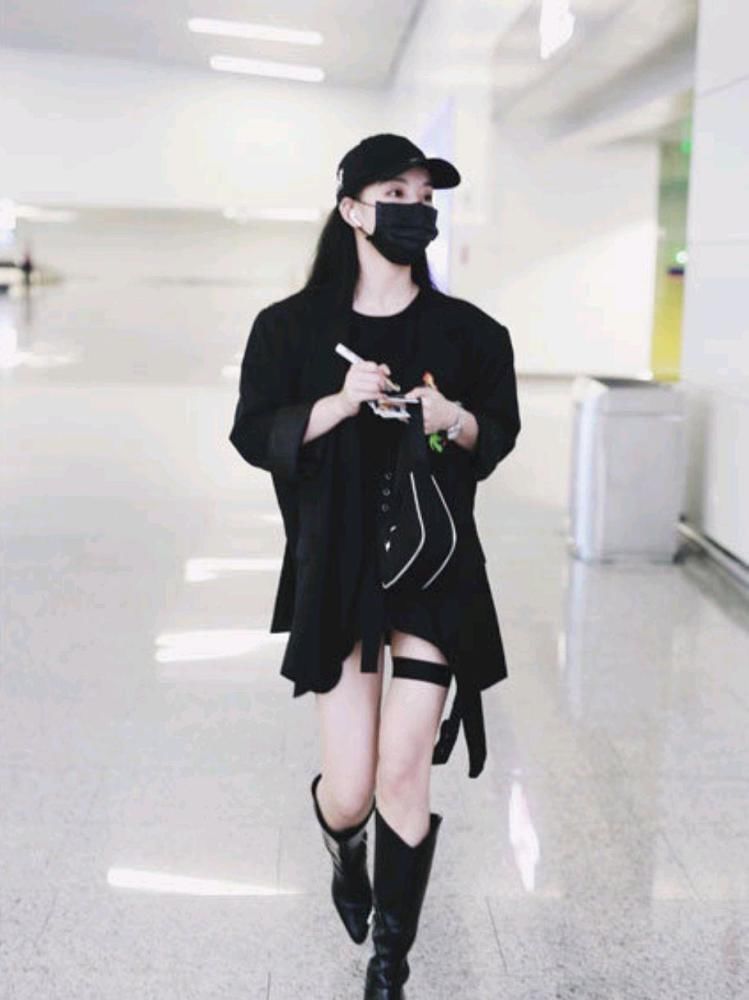 今冬超火的一对鞋子,叫“骑士靴”,帅气时髦,女明星都在穿!