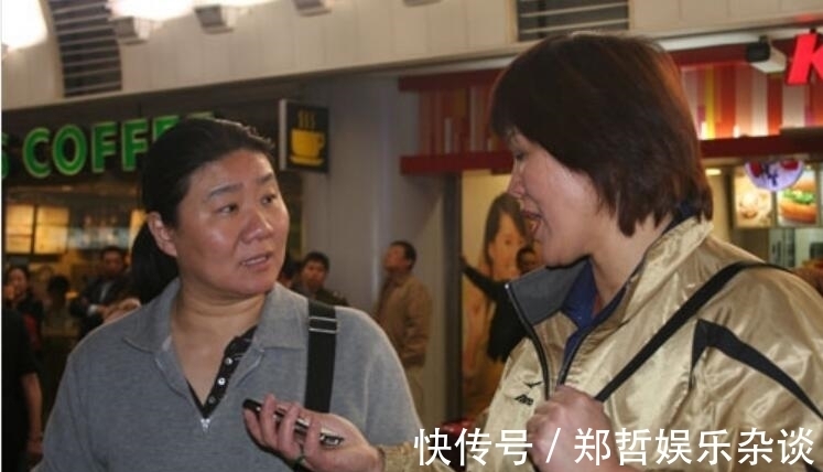 中国女排|郎平元宵节美国逛街买衣服!姐姐拎包陪伴,离开女排半年气色佳