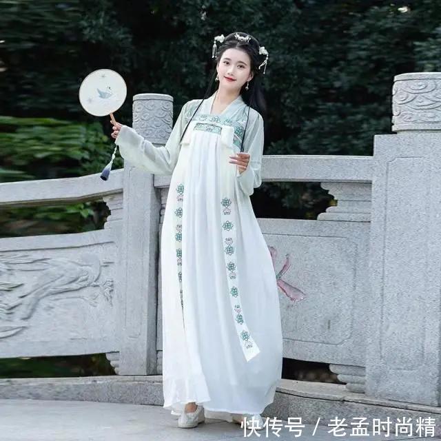 旗袍#不同时代不同的服装特点,汉服有灵气,旗袍显女人味,还有它华丽