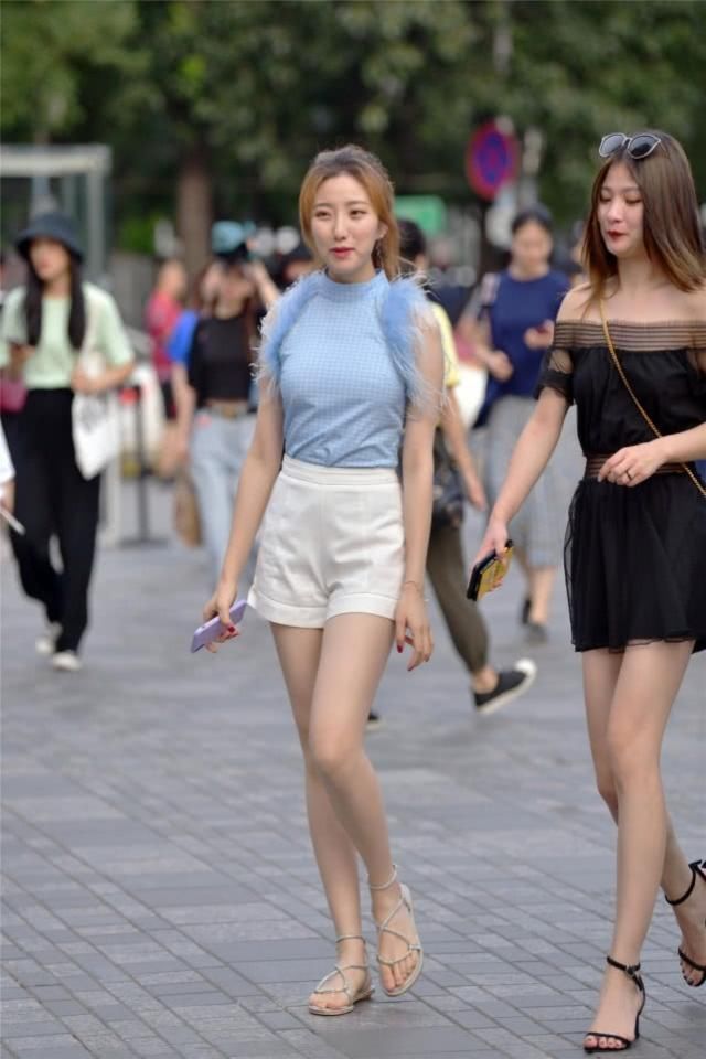 美女清新的休闲搭配简洁时髦，修饰身姿也让你很有气质