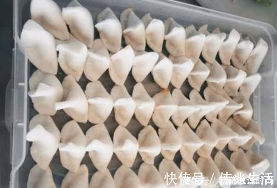 饺子皮|包好的饺子，直接放冰箱就“废了”，教你1招，饺子劲道不破皮