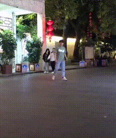 |搞笑动图:妹子:可以的话让我来替换猫咪吧!