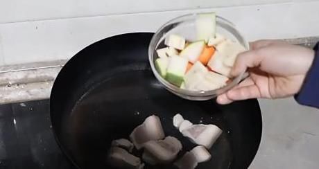  难怪|不管炖什么肉，“两种东西”不要放，难怪你炖的肉质腥柴不入味！