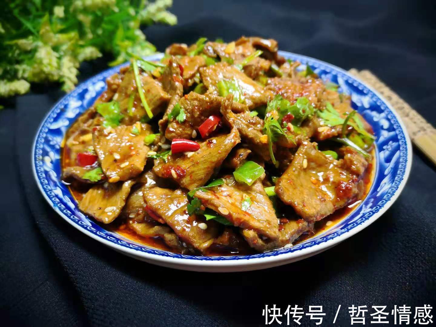 香菜拌牛肉|天一热就想吃这菜，切片一腌一煮浇上料汁，入味下饭，真解馋！