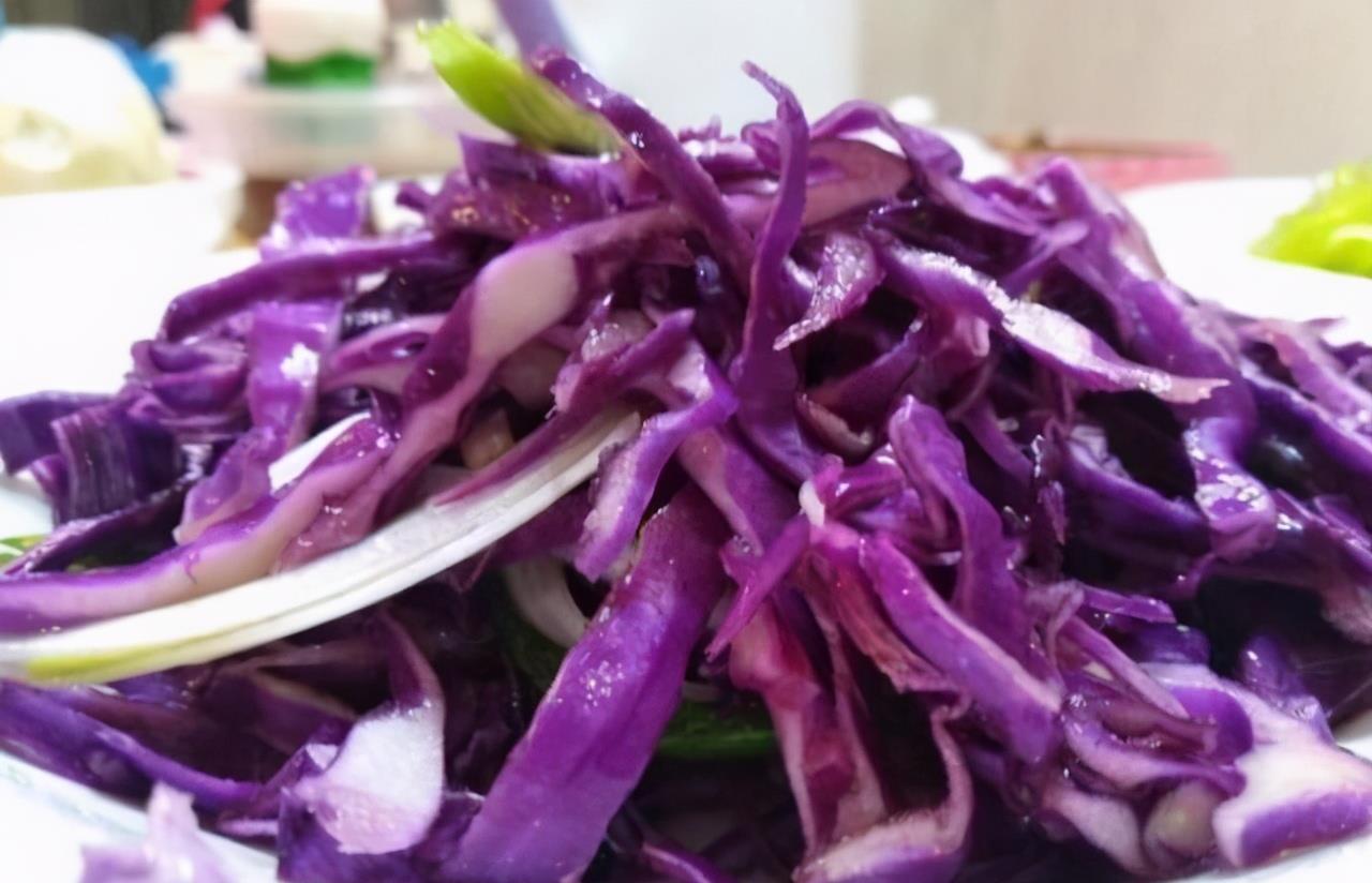 老太婆|女性不愿变老太婆,要坚持吃3种食物,排毒养颜,呵护肌肤!